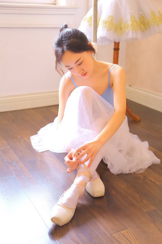 00后芭蕾少女白丝美腿舞蹈室性感身姿写真图片