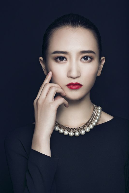 歌手吴哲晗时尚写真展女王范