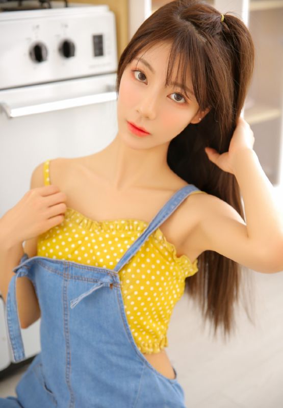 美女御姐私房背带裤长发清新长腿写真