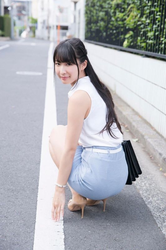 日本美女OL上班族川崎绫制服包臀熟女诱惑图片