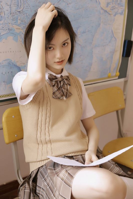 帅气冷艳眼神少女教室洒脱自由写真图片
