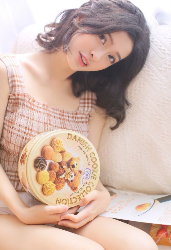 洋娃娃眼镜少女吊带酥胸清纯迷人美腿写真