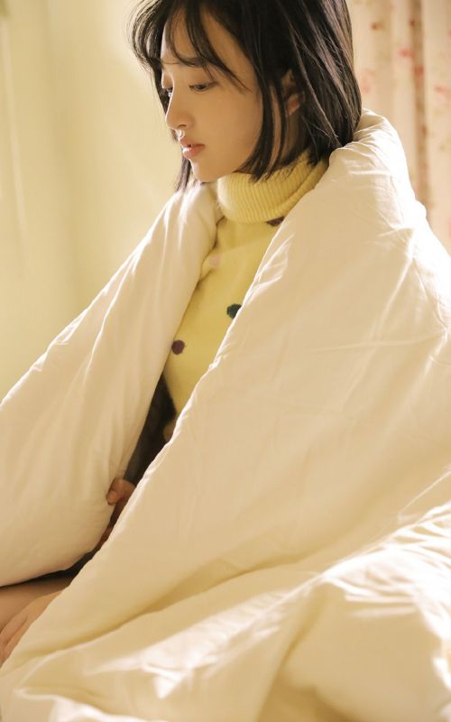 短发少女稚嫩可爱撩人居家酥胸长腿诱惑写真