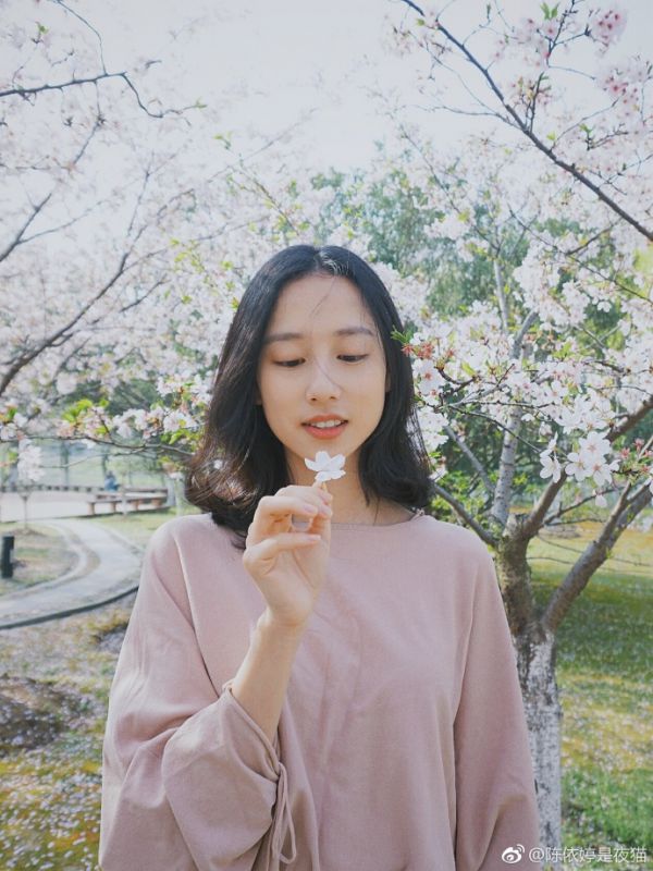天然白嫩清纯素人美女文艺空灵氧气写真图片