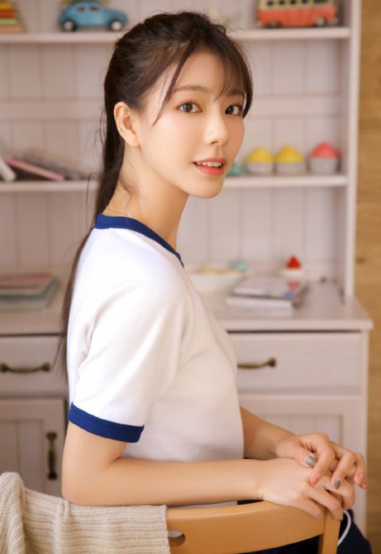 90后清纯美女日式体操服裸足美腿性感写真