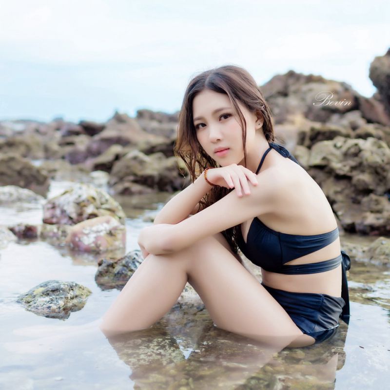 黑色比基尼美女户外性感写真照