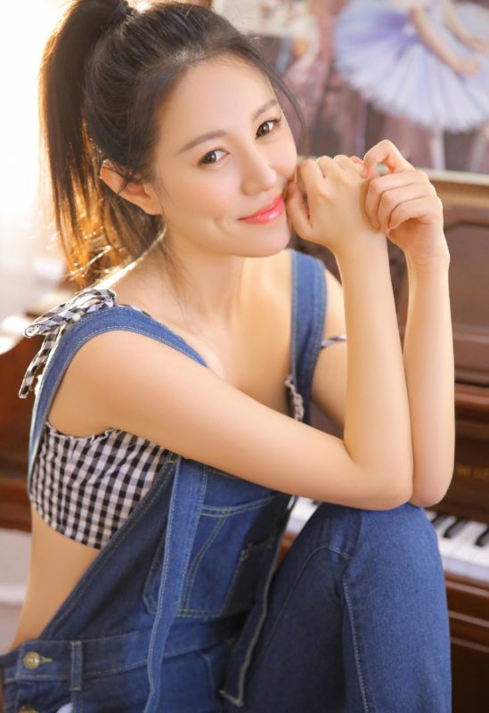 牛仔背带少女钢琴室妖娆火辣性感写真