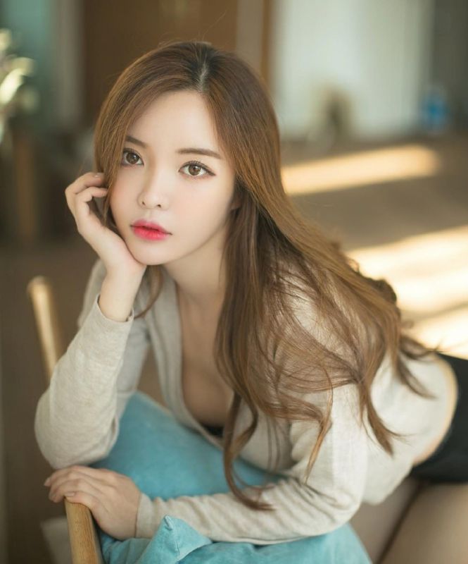 混血美女模特长发性感美腿热裤写真