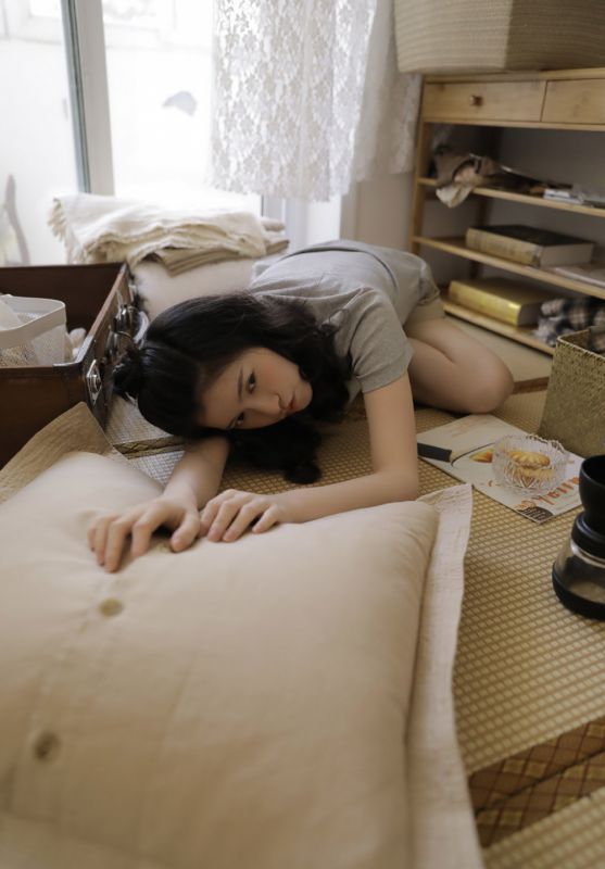 嘟嘴俏皮可爱美女居家私房清纯懒散白嫩写真