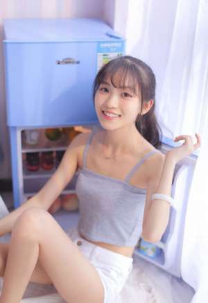 马尾辫清纯少女私房长腿吊带性感香肩写真