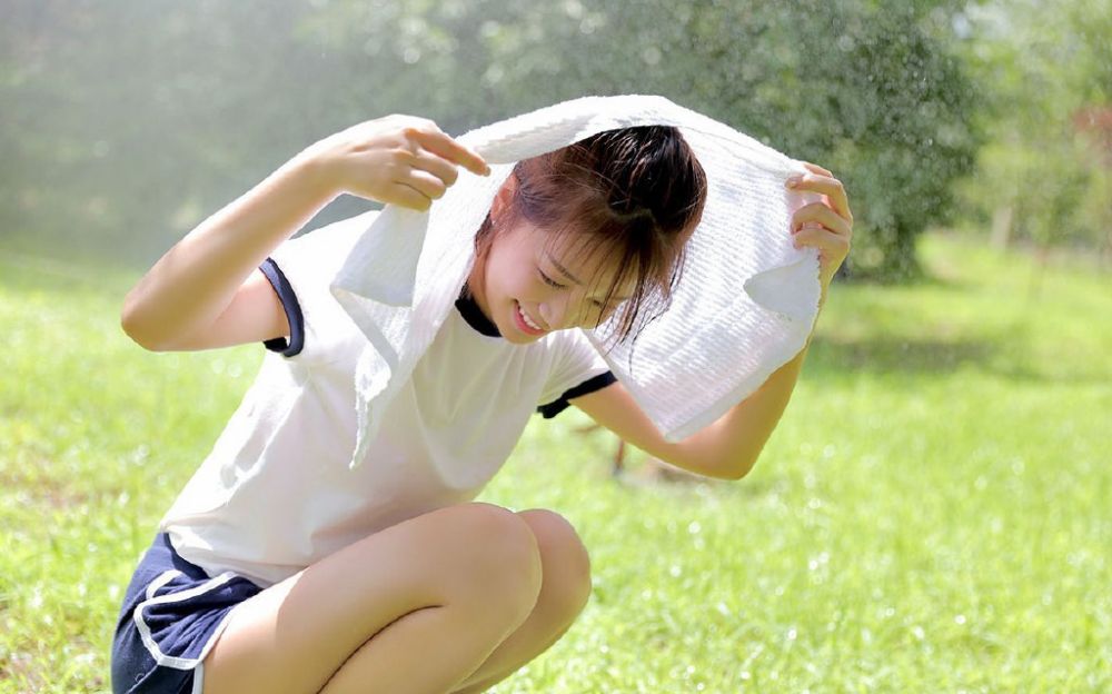 夏日户外美女嬉戏玩水性感湿身诱惑写真