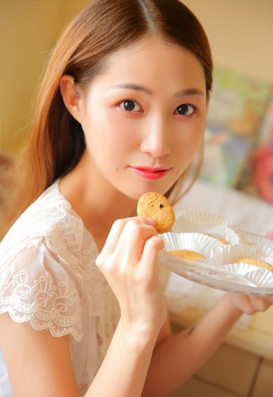 阳光美女清纯丰满内衣私房惹火身材玉足美腿写真