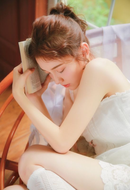 童颜萝莉少女私房内衣睡裙酥胸小清新写真