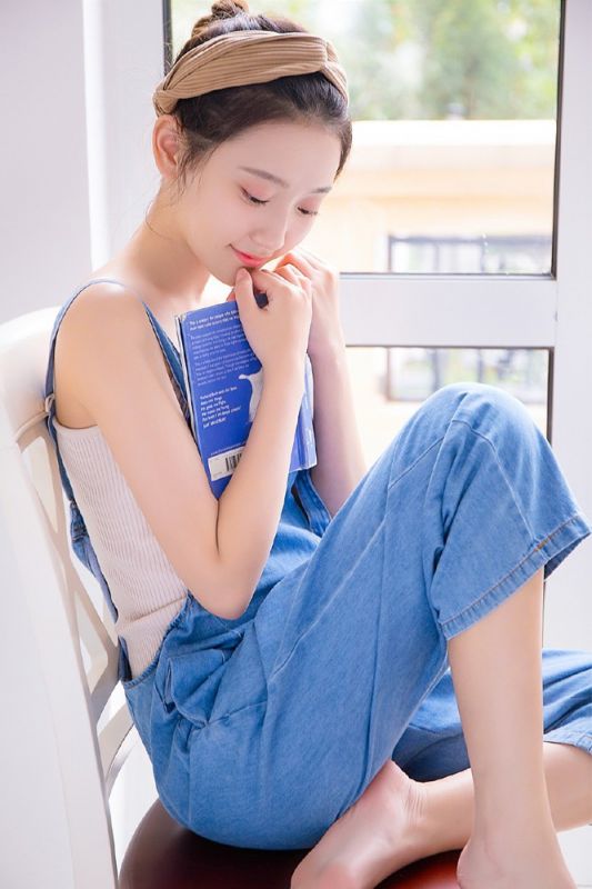 韩国小清新女孩吊带牛仔裤养眼惊艳气质写真