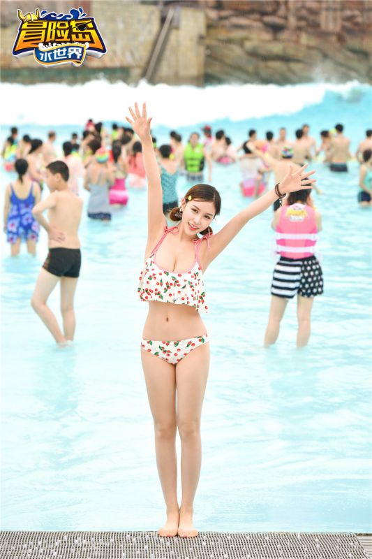 大胸美女模特泳池性感泳装秀