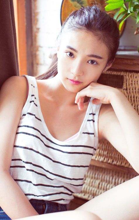 清纯可爱美女室内唯美写真