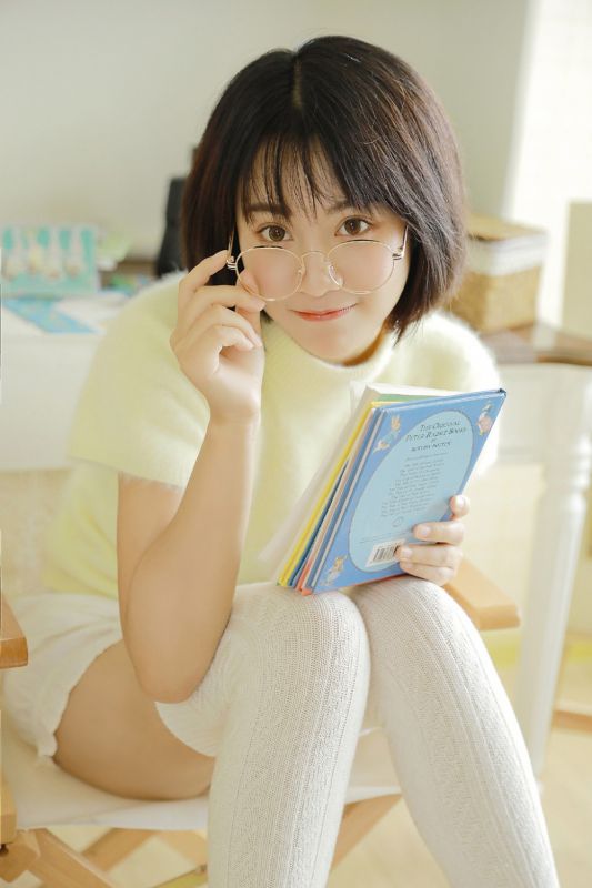 轻盈可爱短发妹子白丝美腿性感福利写真