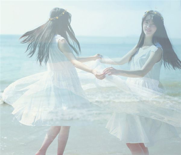 清纯美女海边迷人写真照