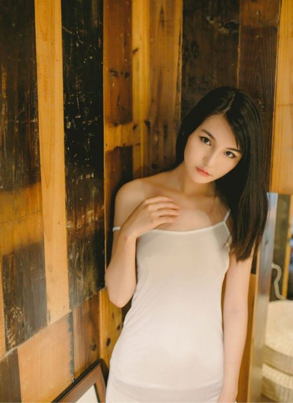 吊带背心美女长腿模特真空无内高清人体私处特写图片