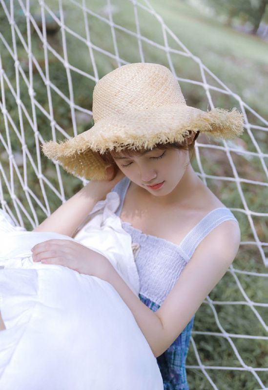 短发少女夏日户外小清新草帽美女个人写真