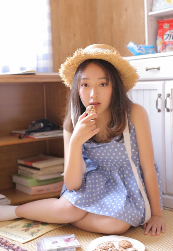 邻家女孩清纯美腿私房大姐姐气质写真