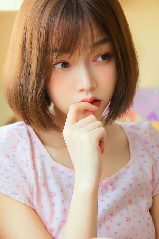 短发萌妹粉嫩室内吃草莓养眼清新写真