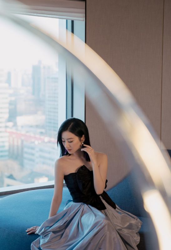 冷艳女王景甜锁骨香肩惹火婚纱熟女气质图片