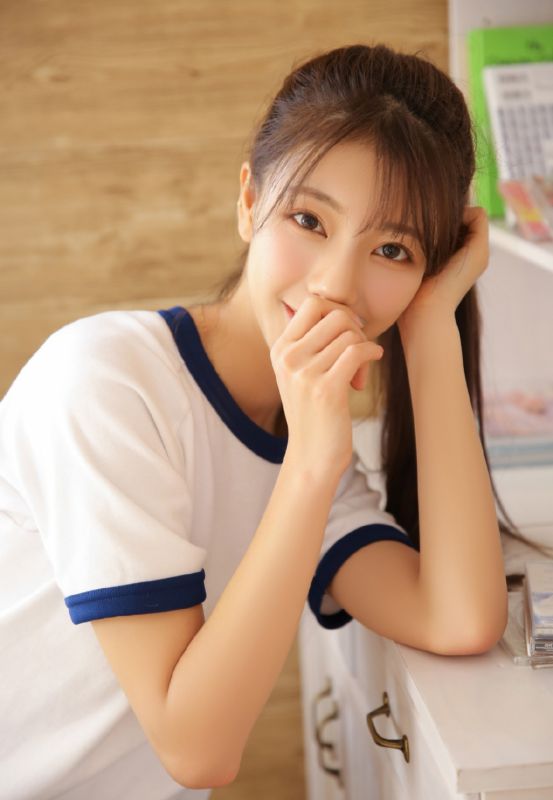 90后清纯美女日式体操服裸足美腿性感写真