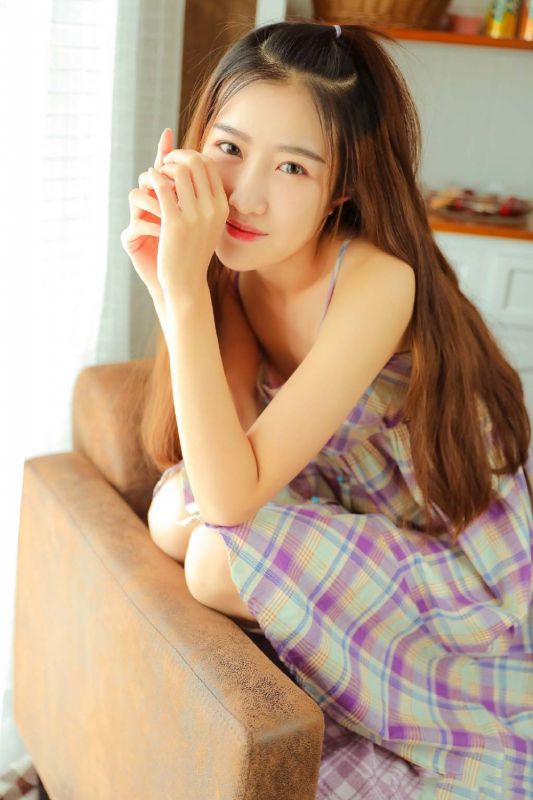 爱吃曲奇长发少女清纯吊带格裙唯美写真