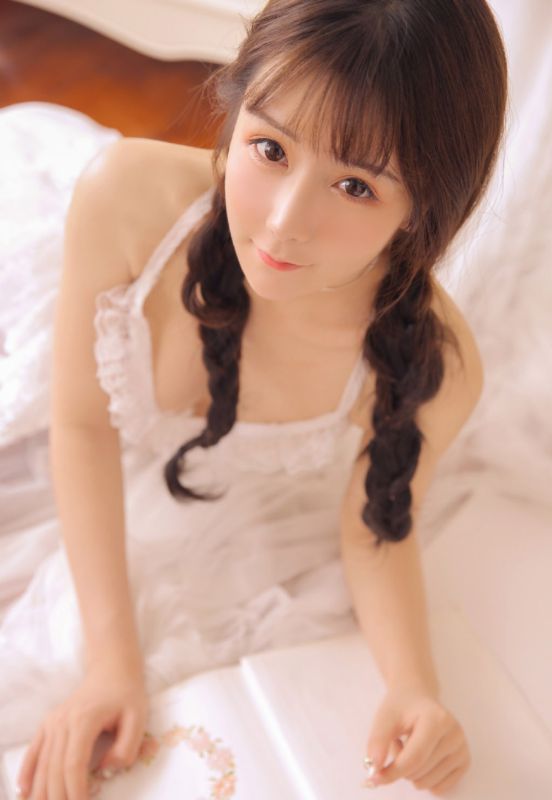 奶油小妹吊带睡裙白嫩肌肤诱人女孩写真