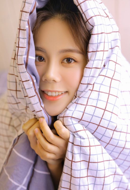 甜美幼妻白嫩美足风骚深v吊带睡裙诱惑写真