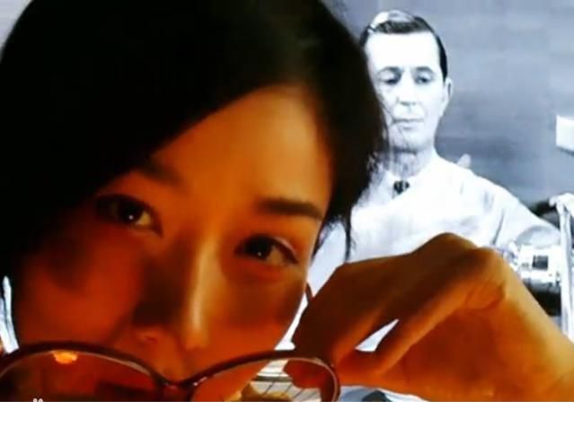 眼镜美女田原MV展迷人姿态