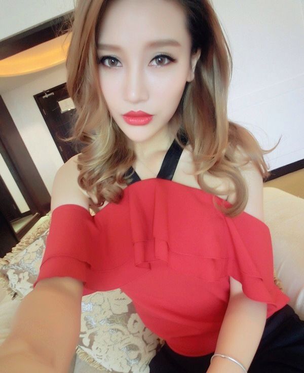 徐茜儿妩媚红唇高清自拍照