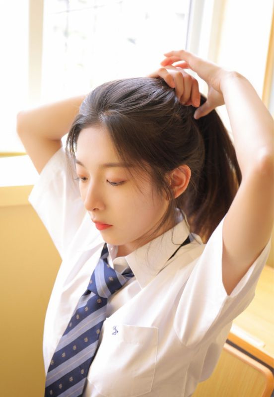 白色衬衣美女学生制服性感教室诱惑写真