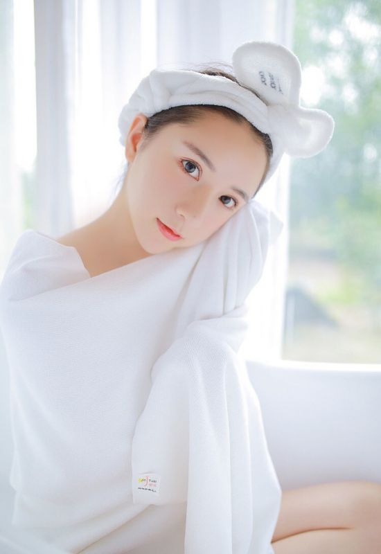 裹浴袍洗澡萝莉水灵白嫩美腿清纯写真