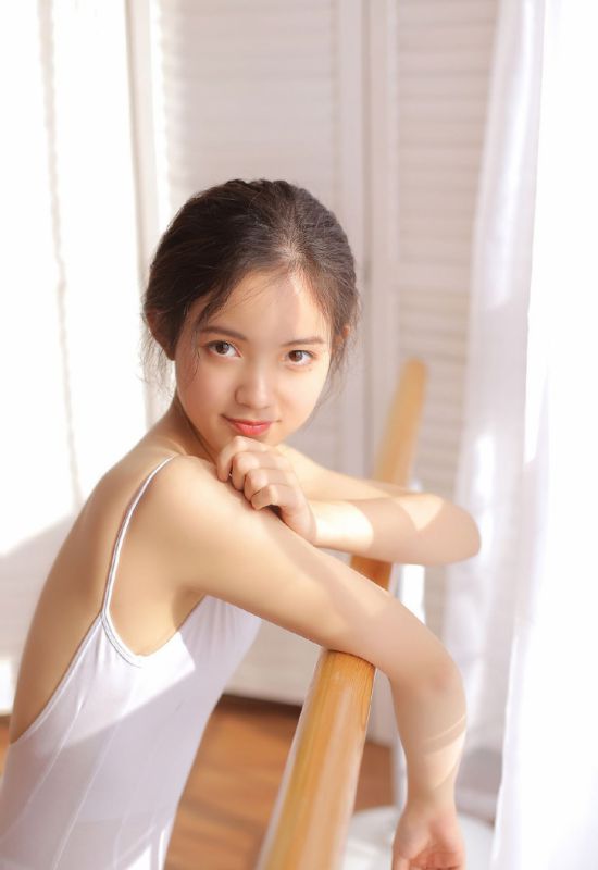 00后美萝莉私房美足香肩性感锁骨诱惑写真