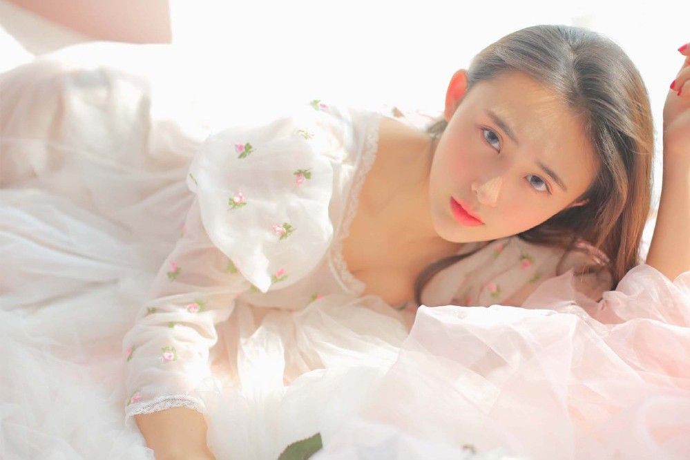 大奶美女模特蕾丝吊带白纱长裙销魂诱惑写真