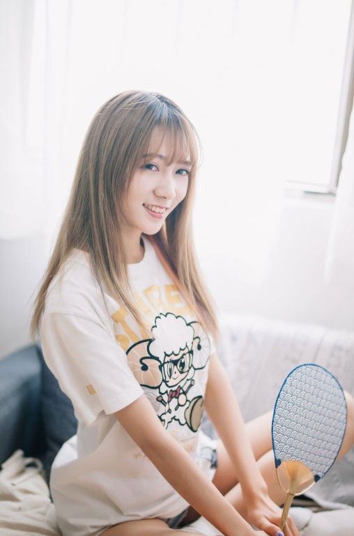 长发时尚少女美腿热裤甜美迷人笑容写真