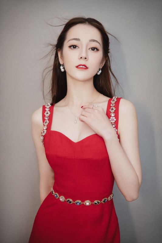 红裙御姐迪丽热巴惹火曲线火辣性感明星图片