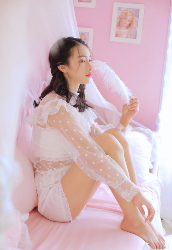 冷艳美女私房内衣裸足丰腴玉体香艳美腿图片