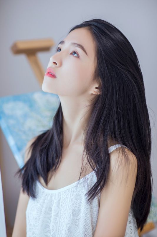 麻花辫少女天真无邪白嫩酥胸丰韵写真