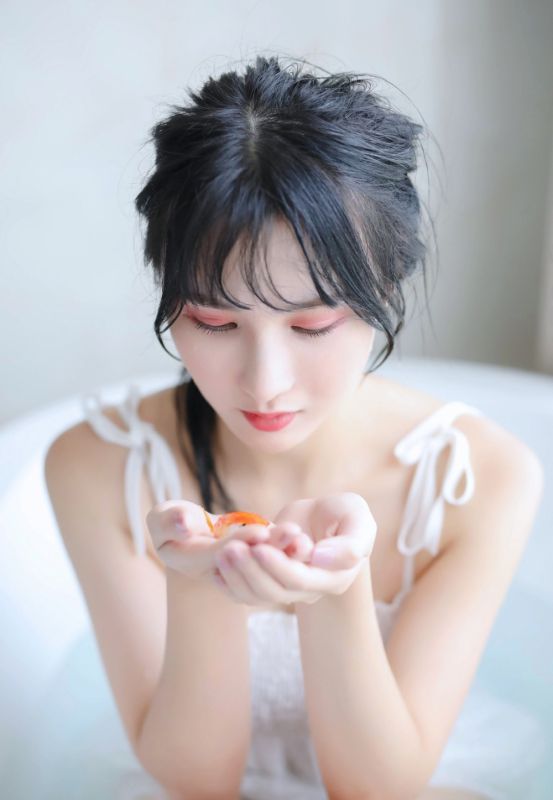 元气少女洗澡湿身惹火姿态风骚写真图片