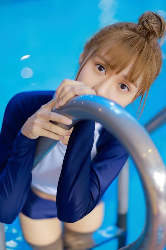 湿身巨乳辣妹情趣泳衣比基尼性感丰盈美女写真
