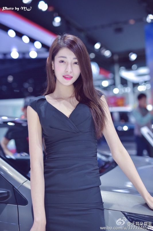 高颜值美女大耳朵夏至养眼美照图片