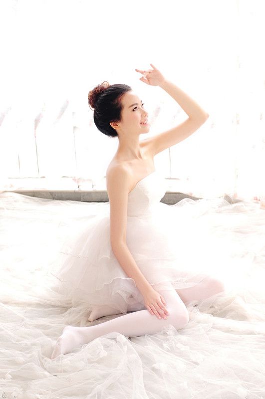 气质美女唯美白纱迷人写照