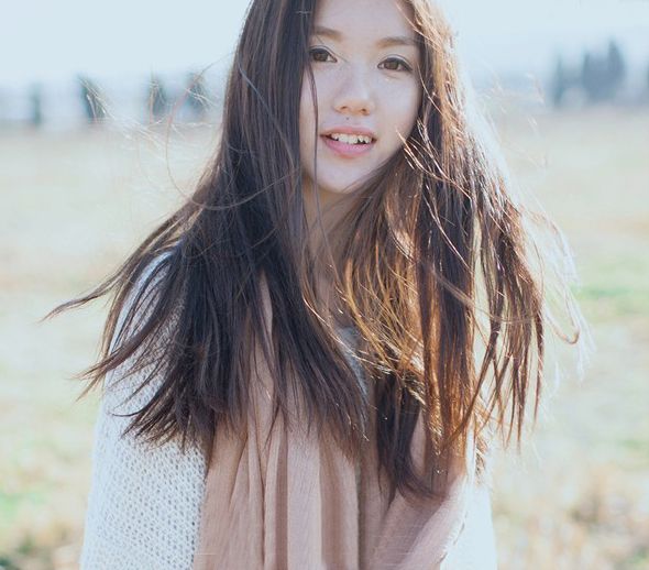 90后长发美女户外唯美写真