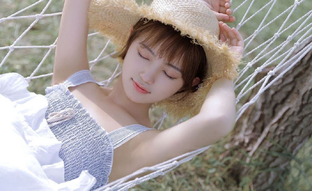 短发少女夏日户外小清新草帽美女个人写真