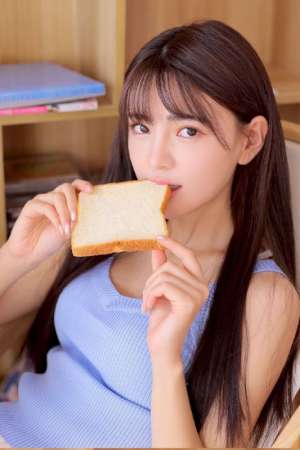 美臀少女模特丰乳背心性感大胆写真