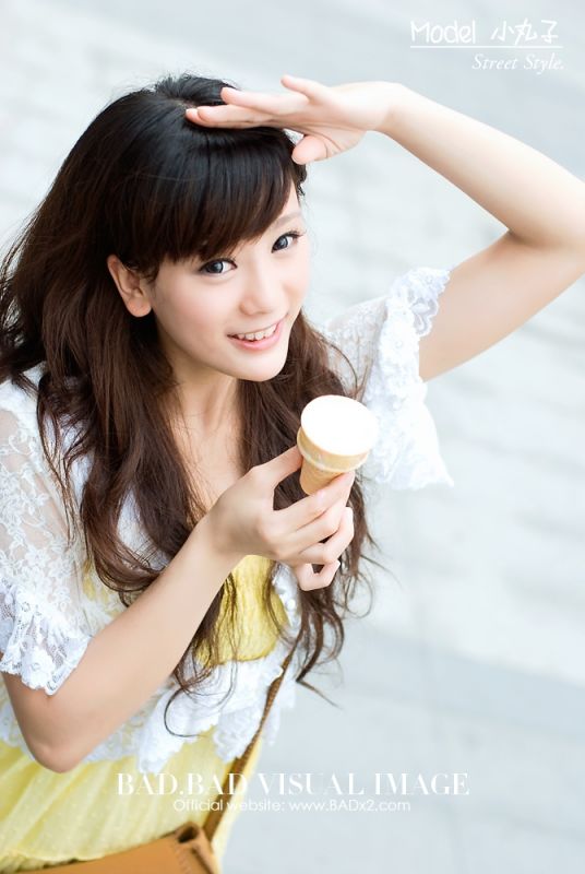 可爱美女街头迷人写真照