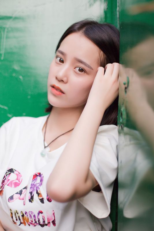 清新短发美女唯美养眼写真图片